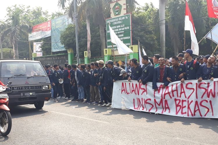 Ratusan mahasiswa Universitas Islam 45 (Unisma) Bekasi berkumpul di depan Kampusnya, Jalan Cut Meutia, Bekasi Timur, Kota Bekasi, bersiap menuju Gedung DPR/MPR RI, Selasa (24/9/2019).