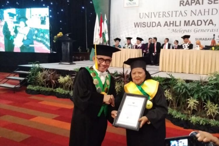 Mbah Maria mendapat penghargaan sebagai wisudawan tertua dalam acara wisuda tahap II Unusa 2019, Rabu (11/9/2019)