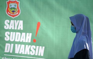 Seorang pelajar berjalan menuju ruang observasi usai mengikuti vaksinasi COVID-19 di Desa Bakti, Kabupaten Gorontalo, Gorontalo, Selasa (31/8/2021). Pemerintah Kabupaten Gorontalo bersama TNI dan Polri menggelar vaksinasi COVID-19 massal bagi pelajar dan warga lanjut usia (lansia) sebagai salah satu upaya percepatan capaian target vaksinasi dalam membentuk kekebalan komunal dari virus corona. ANTARA FOTO/Adiwinata Solihin/hp.