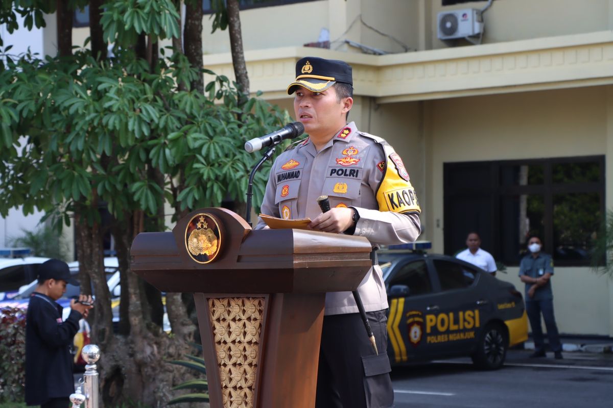 Kapolres Nganjuk, AKBP Muhammad, saat memimpin Apel Gelar Pasukan Operasi Ketupat Semeru 2024 di halaman apel Mapolres Nganjuk, Rabu (3/4/2024). Doc: Polres Nganjuk