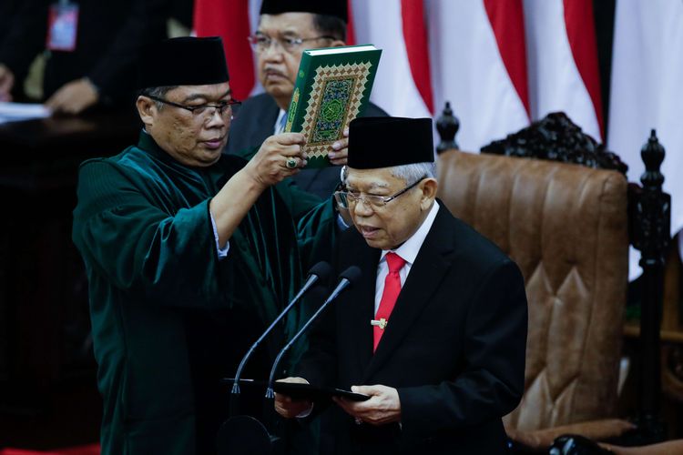 Maruf Amin mengucapkan sumpah saat pelantikan Presiden dan Wakil Presiden RI di Gedung DPR/MPR, Jakarta, Minggu (20/10/2019). Jokowi dan Maruf Amin sebagai Presiden dan Wakil Presiden masa jabatan 2019-2024.