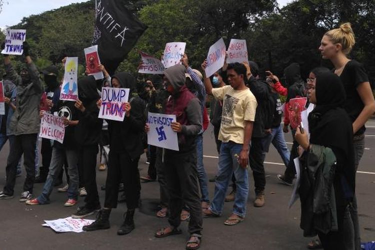 Sejumlah masyarakat melakukan protes terhadap kebijakan Presiden Amerika Serikat Donal Trump. Aksi itu dilakukan di depan Kedutaan Besar Amerika Serikat di Jakarta, Sabtu (4/2/2017)