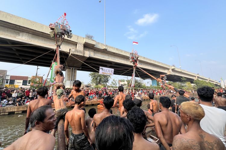 Panjat Pinang Kalimalang Meriah, Wali Kota Jaktim Ingin Lomba Ditambah
