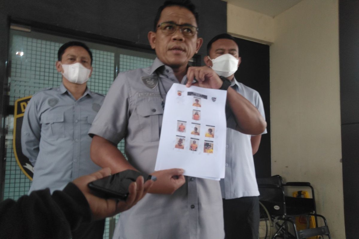 Setelah menangkap bos pinjol, Dir Reskrimsus Polda Jabar Kombes Arif Rachman memperlihatkan foto para tersangka. Seluruhnya ada 8 tersangka yang sudah ditangkap.