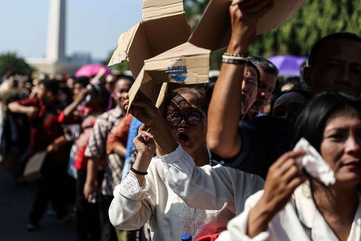 Warga menunggu giliran masuk ke Istana Negara di pintu sebelah barat Monumen Nasional (Monas), Jakarta Pusat, Rabu (5/6/2019). Mereka datang untuk mengucapkan selamat Idul Fitri kepada Presiden Joko Widodo.