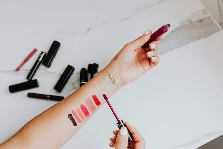 Kesalahan Memakai Lip Tint yang Sering Tak Disadari, Hasilnya Jadi Tidak Natural