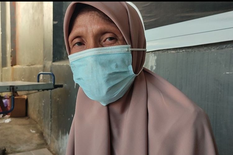 Raodah (50) Ibunda NI (13) santriwati yang diduga menjadi korban penganiayaan di Ponpes Al Aziziyan Lombok Barat. NI meninggal Sabtu (29/6/2024), jenazahnya diotopsi di Rumah Sakit Bhayangkara Polda NTB