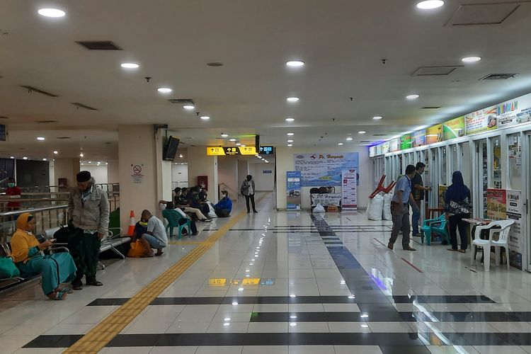 Para penumpang di Terminal Pulo Gebang, Jakarta Timur.