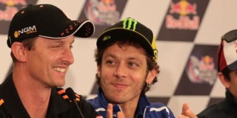 Pebalap MotoGP (kiri-kanan) Colin Edwards, Valentino Rossi, Marc Marquez, Nicky Hayden berbicara kepada media dalam jumpa pers jelang GP Americas di Sirkuit Americas, Austi, Texas, Kamis (10/4/2014).