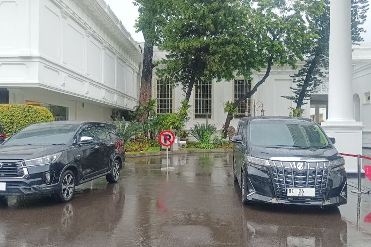 Mobil RI 26 yang merupakan mobil dinas Menkeu Sri Mulyani terparkir di Istana Kepresidenan, Jakarta, Jumat (19/1/2024).