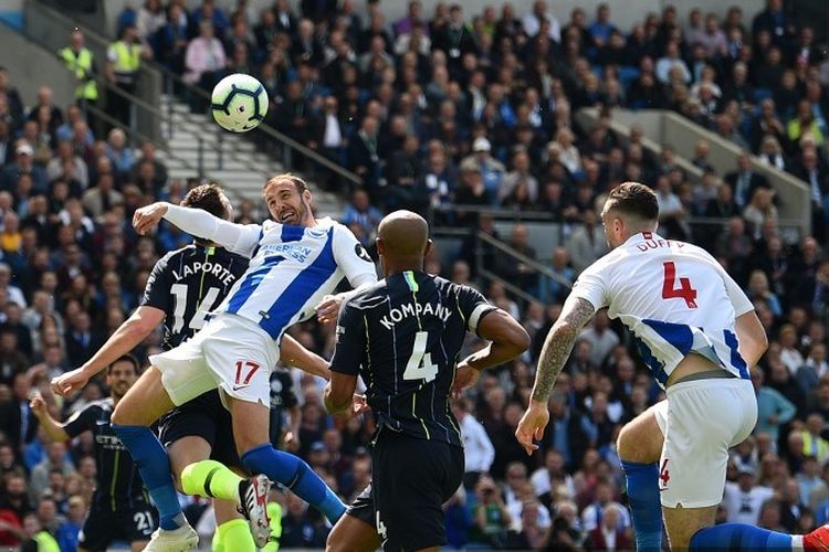 Glenn Murray dan Aymeric Laporte mencoba menyundul bola pada pertandingan Brighton & Hove Albion vs Manchester City dalam pekan terakhir Liga Inggris di Stadion American Express Community, 12 Mei 2019. 