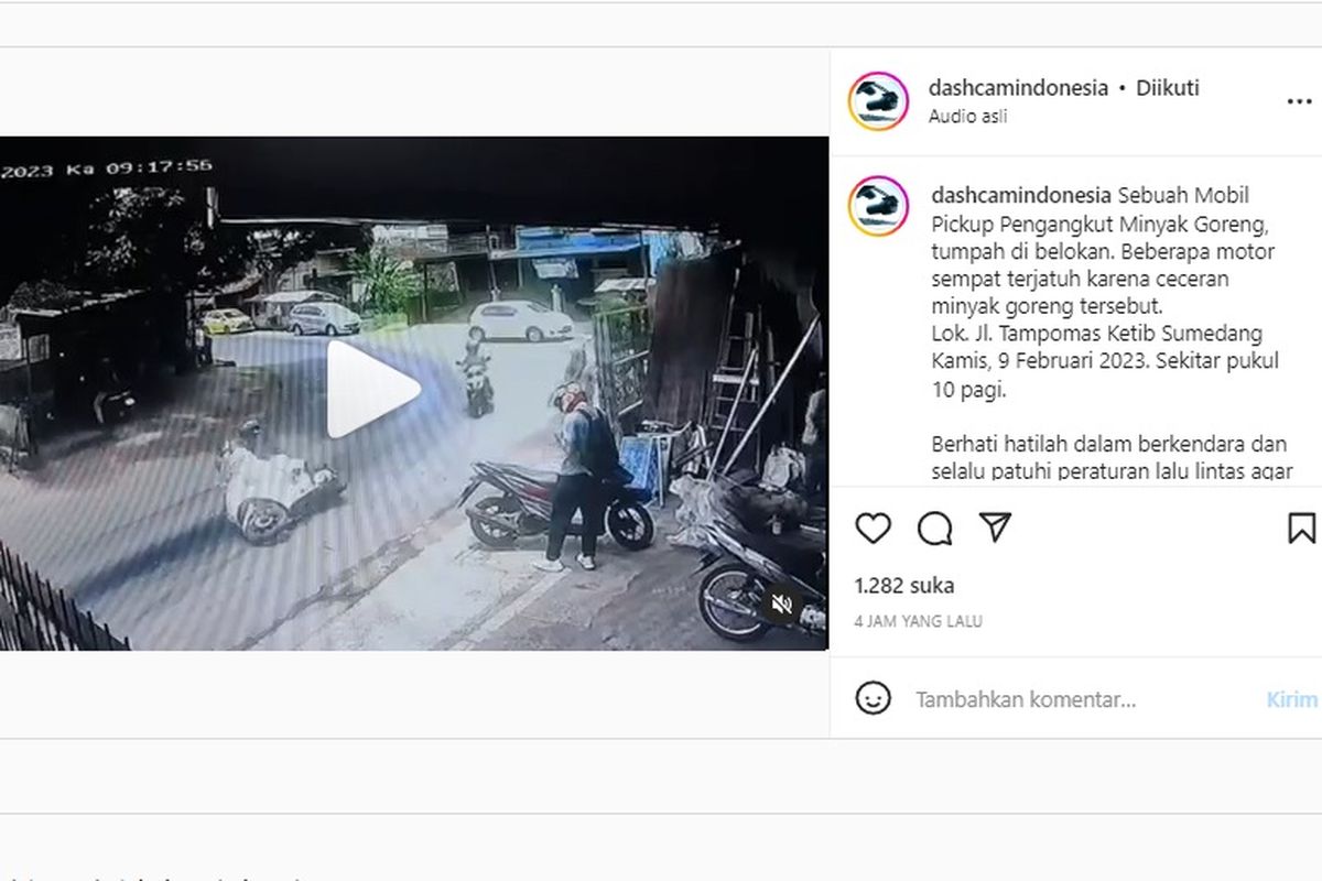 Rekaman pengendara motor yang terjatuh akibat tumpahan minyak