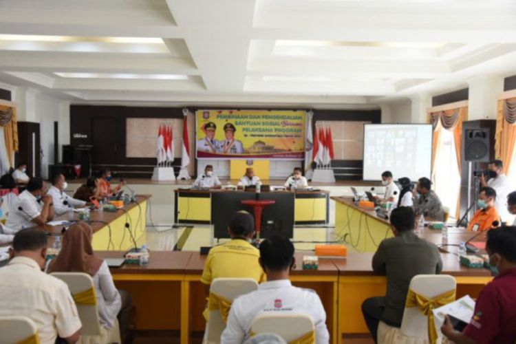 Rapat pembinaan pengendalian bantuan sosial bersama seluruh pelaksana program di Provinsi Gorontalo yang hadiri Gubernur Rusli Habibie, perwakilan koordinator lapangan, para pendamping lapangan mengikuti secara virtual.