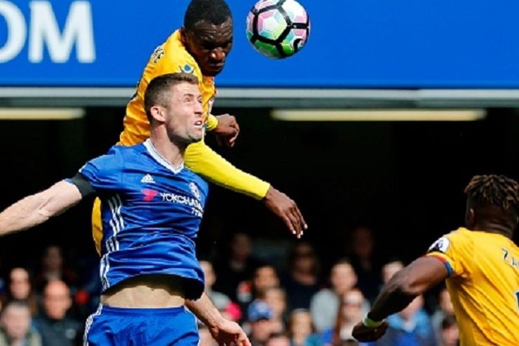 Striker Crystal Palace, Christian Benteke, dan bek Chelsea, Gary Cahill, berduel di udara pada pertandingan Premier League di Stamford Bridge, Sabtu (1/4/2017). 