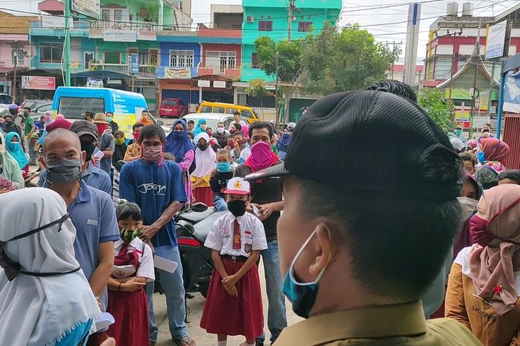 Asisten 1 Pemkab Ogan Ilir Abdurrahman Rosyidi membuarkan warga yag berkerumun di sebuah bank pemerintah untuk mencarikan dana Program Pendidikan Indonesia tanpa mengikuti aturan protokol kesehatan. 