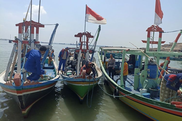Empat Kapal Motor Nelayan (KMN) yang diamankan Satpolairud Polres Gresik, usai kedapatan menggunakan jaring trawl saat mencari ikan di perairan Ujungpangkah, Gresik, Jawa Timur.