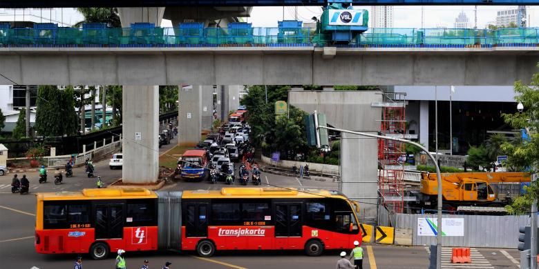 Bus transjakarta melintas di jalan Trunojoyo, Jakarta Selatan, Jumat (16/1/2017).