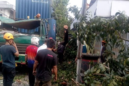Pohon Menjorok ke Jalan Tersangkut Truk Kontainer di Blitar, Tumbang dan Timpa Warung Nasi