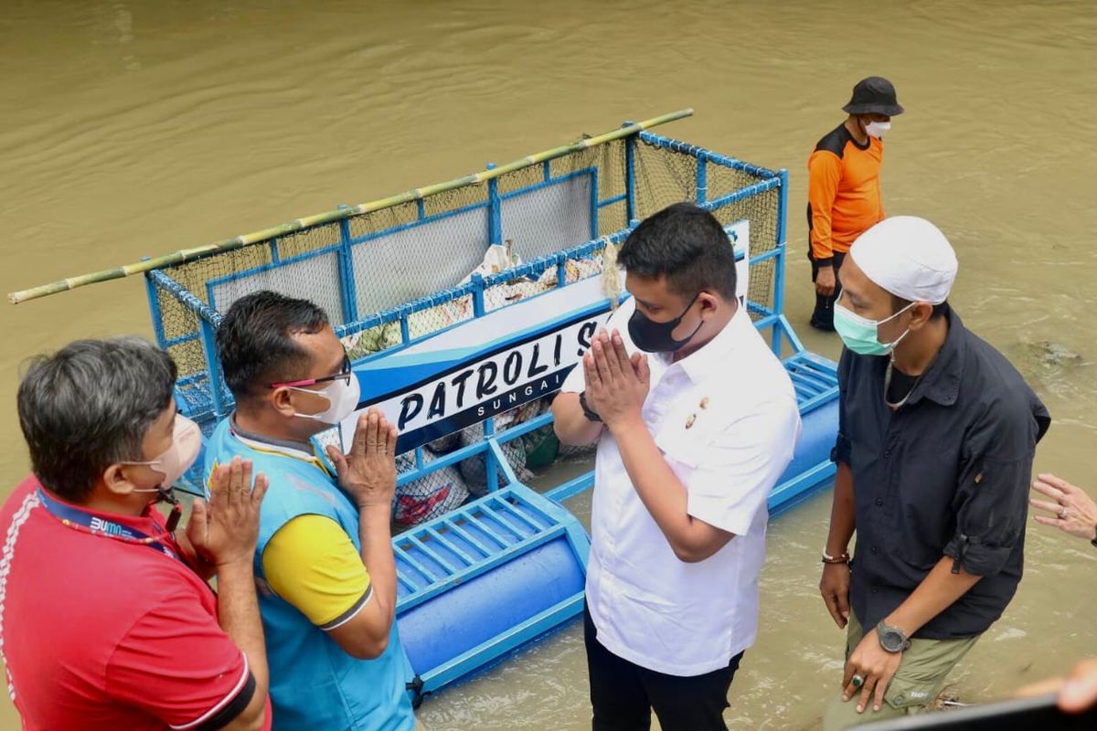 Wali Kota Medan Bobby Nasution menghadiri pembentukkan Tim Patroli Sampah (TPS) yang dibentuk warga yang tergabung dalam Perkumpulan Pemuda pemudi Kampung Sejahtera (P3KS), Rabu, (27/10/2021).