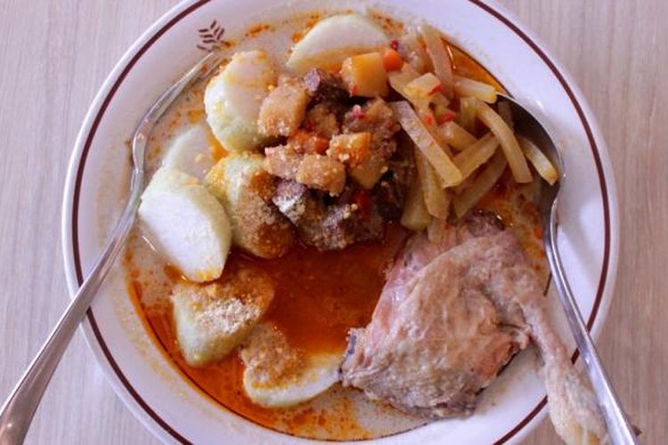 Salah satu hidangan legendaris di Resto Bogor Permai yang tetap dilestarikan sejak 1973, yaitu lontong cap go meh.