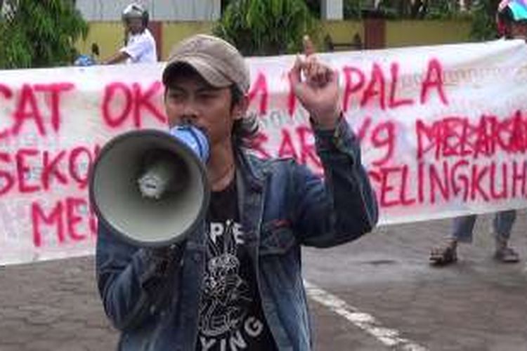 Salah seorang warga di Kabupaten Takalar, Sulawesi Selatan tengah berorasi menuntut agar oknum Kepala Sekolah yang selingkuh dengan isteri orang segera dicopot dari jabatannya. Rabu, (16/11/2016).