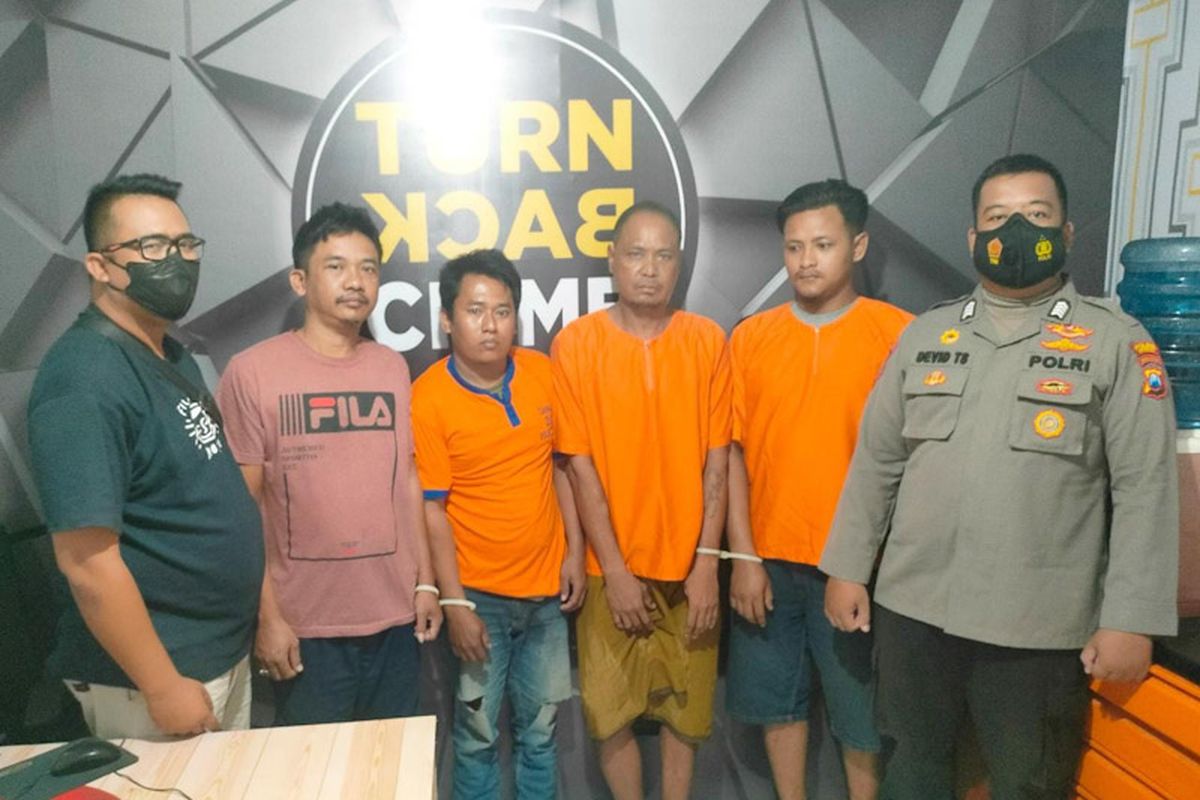 Komplotan pencuri besi (tengah) untuk proyek jalan poros Desa Bendungan, saat diamankan pihak kepolisian. *** Local Caption *** Komplotan pencuri besi (tengah) untuk proyek jalan poros Desa Bendungan, saat diamankan pihak kepolisian.