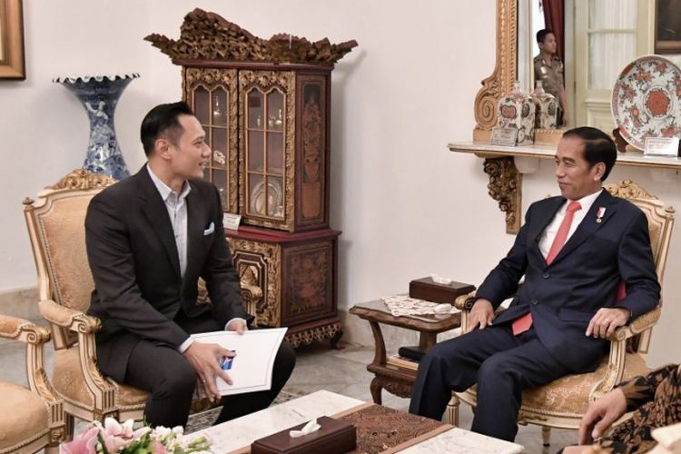 Komandan Satgas Bersama Pemenangan Pilkada dan Pemilu 2019 Partai Demokrat Agus Harimurti Yudhoyono (AHY) saat bertemu Presiden Joko Widodo di Istana, Selasa (6/3/3018)