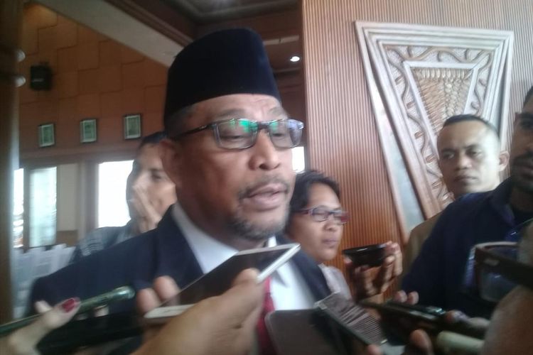 Gubernur Maluku, Murad Ismail saat diwawancarai wartawan di Kantor Gubernur Maluku, Selasa (23/7/2019)
