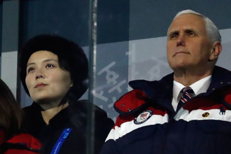 Delegasi sekaligus adik Pemimpin Korea Utara Kim Jong Un, Kim Yo Jong (kiri) duduk di belakang Wakil Presiden Amerika Serikat Mike Pence (kanan) dalam pesta pembukaan Olimpiade Musim Dingin Pyeongchang, Korea Selatan, Jumat (9/2/2018).