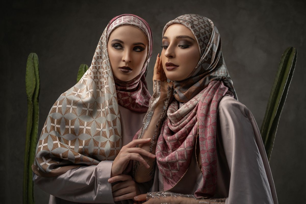 Katonvie, merek scarf hijab, memperkenalkan koleksi hijab dengan teknologi cetak saring yang menghasilkan motif berbeda di kedua sisi.
