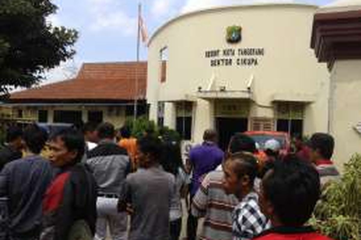 Puluhan warga Cikupa memadati halaman Polsek Cikupa, Tangerang, Banten, Sabtu (23/4/2016) untuk melihat sosol Agus, tersangka yang membunuh dan memutilasi kekasihnya sendiri.