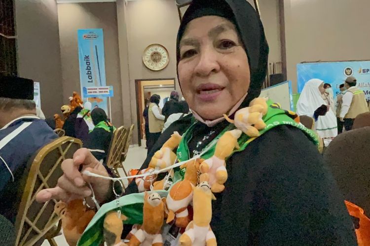 Cerita Jamaah Haji Asal Malang Kalungkan Tumpukan Boneka Unta Demi Hadiahi Cucu