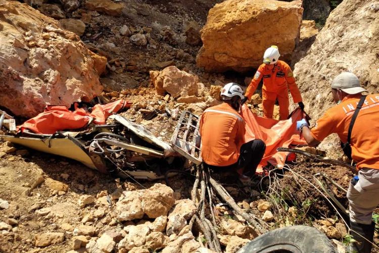 Evakuasi tiga orang tewas terkubur reruntuhan batu di lokasi galian c di Desa Katekan, Kecamatan Brati, Kabupaten Grobogan, Jawa Tengah, Rabu (19/8/2020).