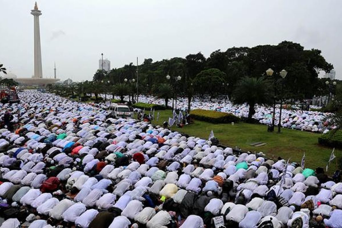 Elemen masyarakat dari berbagai kalangan saat melaksanakan shalat Jumat di kawasan silang Monas, Jakarta Pusat, Jumat (2/12/2016). Masyarakat menggelar doa bersama serta mendoakan kesatuan Indonesia dan massa juga mendesak pihak terkait agar segera menuntaskan kasus dugaan penistaan agama.