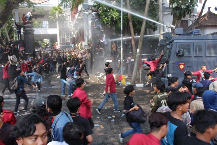 Demo mahasiswa ricuh, polisi menyemprotkan water canon dalam aksi demonstrasi di depan Gedung DPRD Kota Malang, Selasa (24/9/2019).