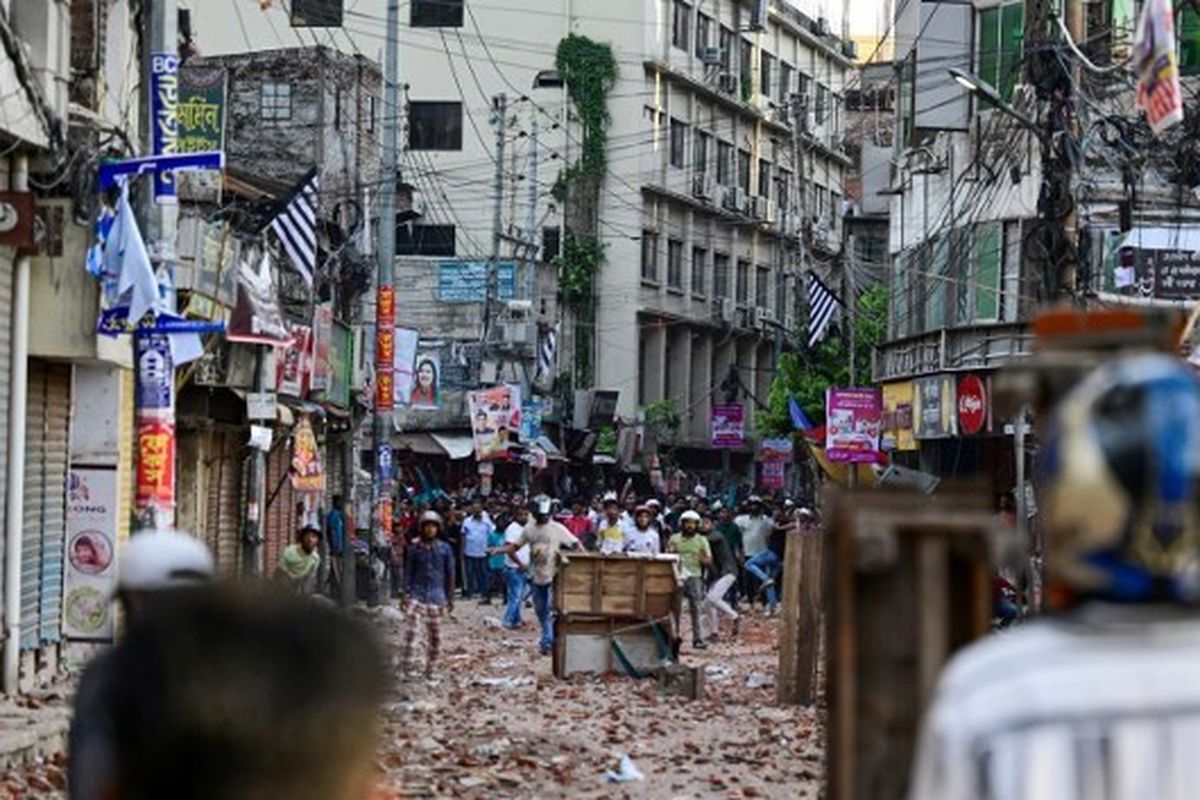 Para demonstran anti-kuota dan mahasiswa yang mendukung partai Liga Awami yang berkuasa bentrok di Dhaka pada 16 Juli 2024. Setidaknya enam demonstran tewas di Bangladesh pada 16 Juli dalam bentrokan kekerasan antara kelompok-kelompok mahasiswa yang berseteru mengenai kuota untuk pekerjaan pemerintah yang didambakan, kata polisi, sehari setelah lebih dari 400 orang lainnya terluka.