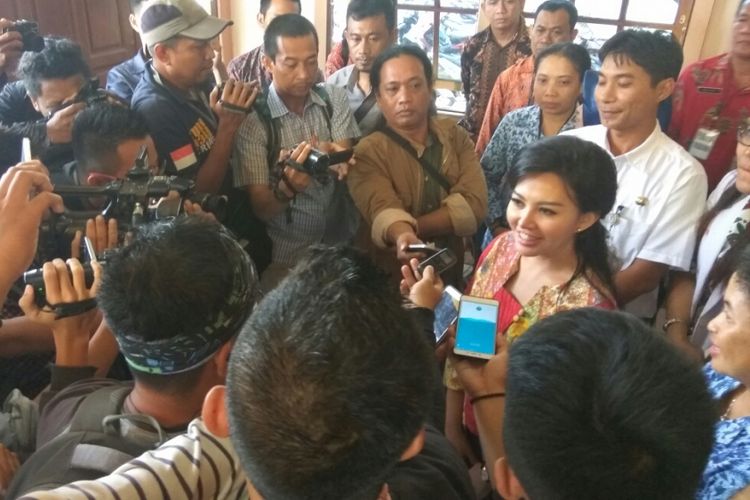 Karolin Margret Natasa saat menjawab pertanyaan wartawan usai menjalani tes kejiwaan di RSJ Sungai Bangkong, Pontianak, Kalimantan Barat (11/1/2018)