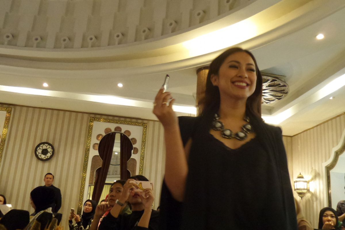Beauty blogger Tyna Kanna Mirdad saat berpose dengan salah satu shade lipstik Oriflame The One Colour Obsession pada acara peluncurannya di Rumah Maroko, Menteng, Jakarta, Kamis (2/8/2018).