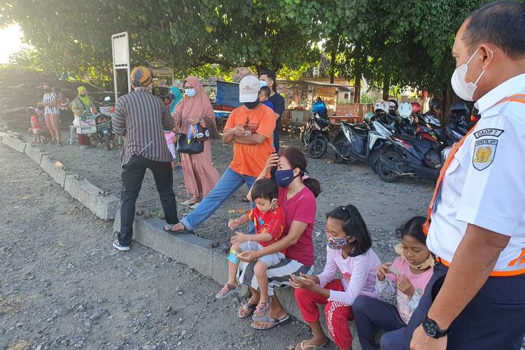 BUBARKAN--PT Kereta Api Indonesia (KAI) Daop 7 Madiun membubarkan kerumunan anak-anak dan orang dewasa yang ngabuburit atau menunggu waktu berbuka puasa di sekitar jalur kereta api