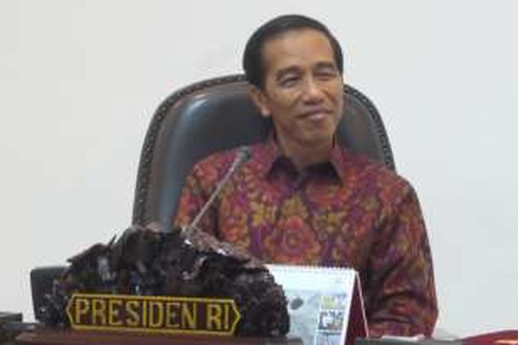 Presiden Joko Widodo saat memimpin rapat terbatas soal penyelamatan aset proyek Hambalang, Rabu (30/3/2016)