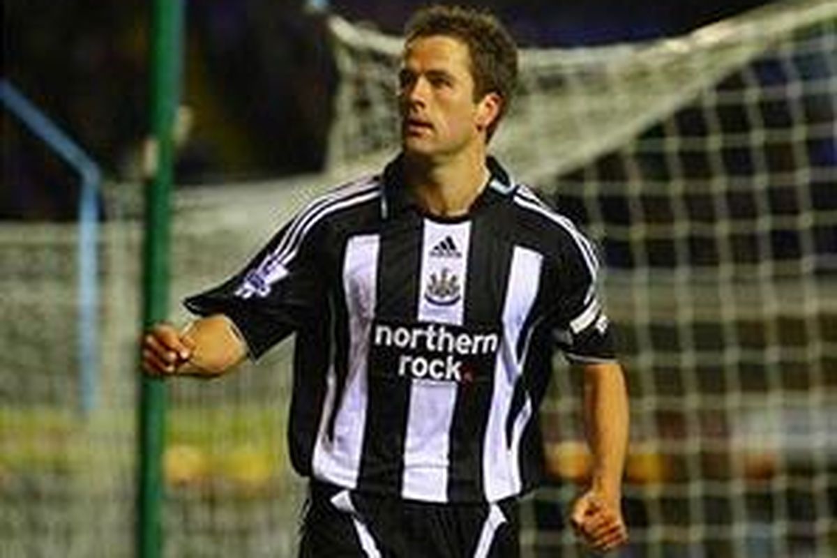Striker Newcastle United Michael Owen mengepalkan usai mencetak gol ke gawang Birmingham City, Senin(17/3). Pertandingan itu berakhir imbang 1-1.