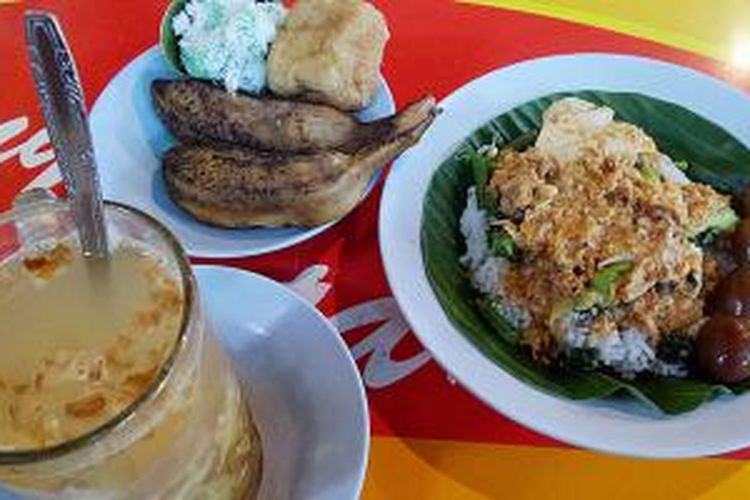 Nasi tumpang nganten anyar, wedang panas, dan camilan.