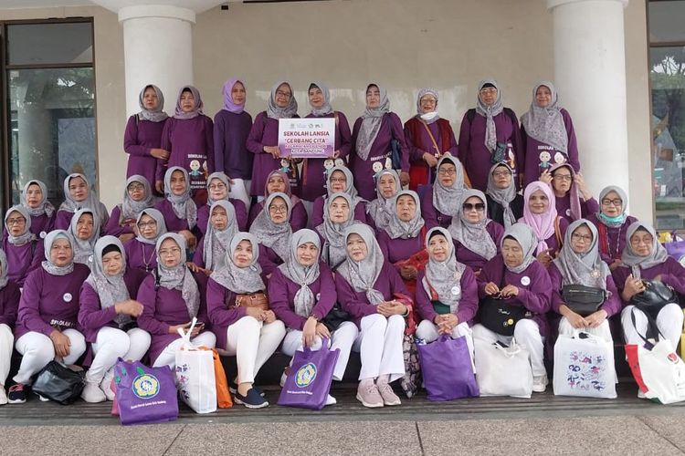 Sejumlah warga lansia di Kecamatan Cicendo, Kota Bandung, Provinsi Jawa Barat berpose setelah mengikuti kegiatan Sekolah Lansia Gerbang Cita di wilayah setempat, belum lama ini. 