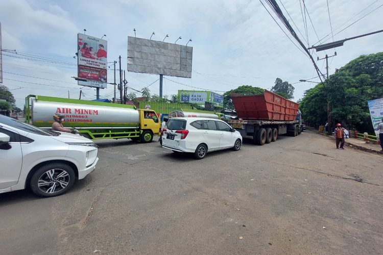 Suasana kemacetan yang terjadi di jalan Bouraq pada Senin (21/2/2022) karena jalan Daan Mogot, Kota Tangerang, menerapkan sistem satu arah. 
