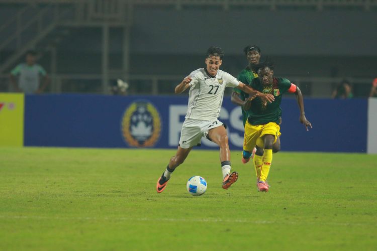 Penyerang Timnas Indonesia U22 Rafael Struick berebut bola dengan pemain timnas U22 Mali pada laga persahabatan antara Indonesia vs Mali di Stadion Pakansari, Kabupaten Bogor, Selasa (18/11/2025).