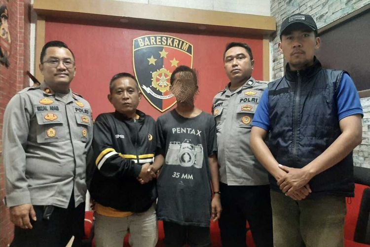 Anggota polisi dari Mapolsek Cileunyi saat memediasi sopir angkot dan pengamen yang spat bersitegang dan videonya viral pada Kamis (5/12/2024)