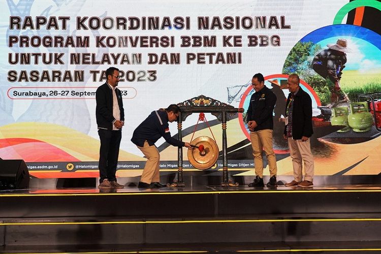 Pembukaan Rapat Koordinasi Nasional (Rakornas) Pendistribusian Paket Perdana Program Konversi BBM ke BBG untuk Nelayan dan Petani Sasaran 2023 di Hotel JW Marriot, Surabaya, Selasa (26/9/2023).