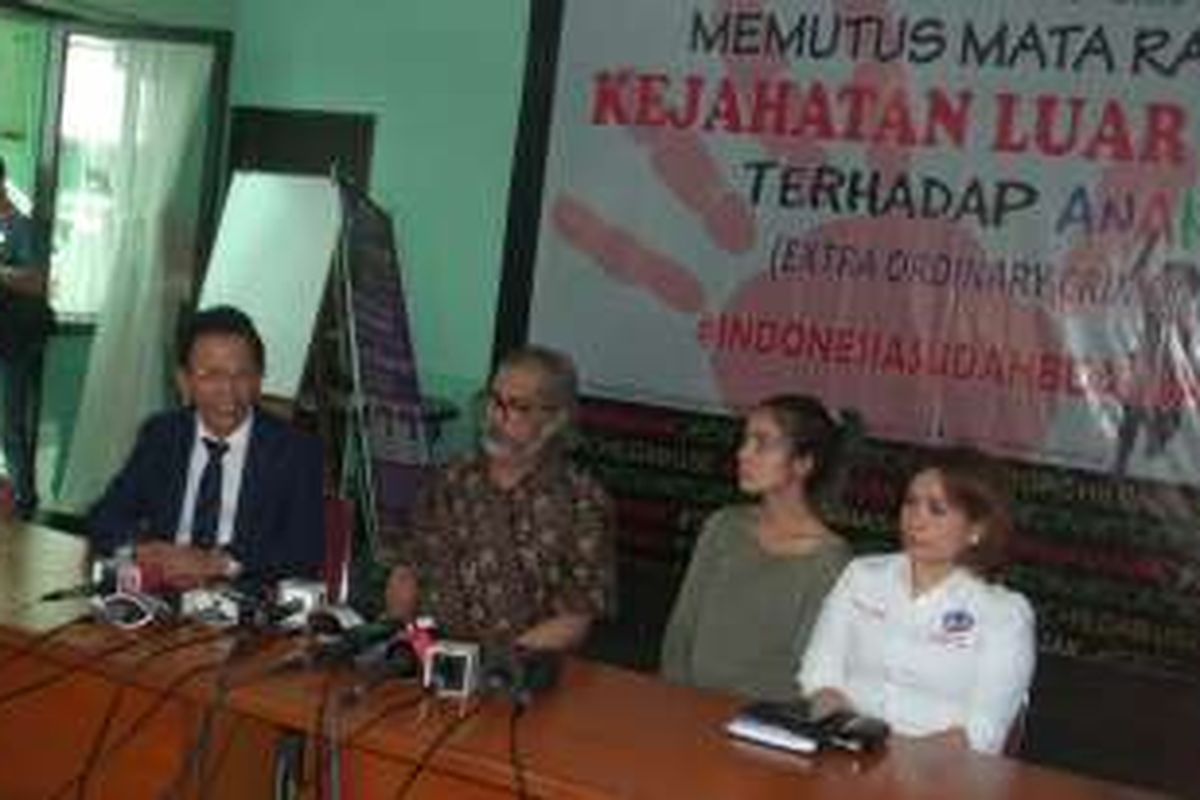 Artis peran Sheila Marcia dan ketiga anaknya mendatangi Komisi Nasional Perlindungan Anak, Pasar Rebo, Jakarta Timur, Selasa (5/4/2016).
