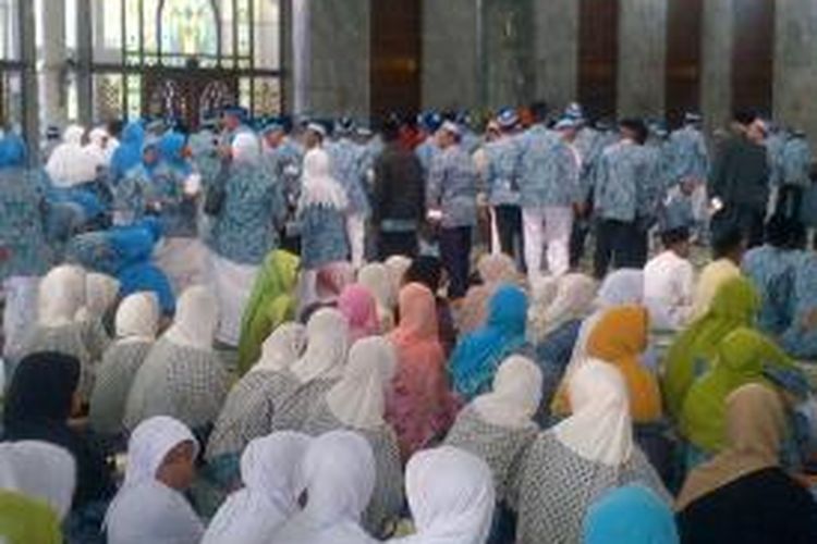 Jemaah haji Pamekasan saat acara pelepasan oleh Bupati Pamekasan, Rabu (18/9/2013). Jemaah haji Pamekasan hanya boleh membawa 20 bungkus rokok, selain bekal lainnya. 