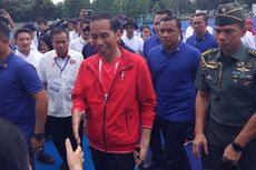 Di Bandung, Jokowi Jajal Kerupuk Banjur dan Tahu Petis